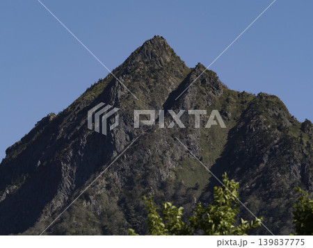 石鎚山の最高峰・天狗岳:新緑とアケボノツツジが彩る峻険な山容 石鎚山の最高峰・天狗岳:新緑とアケボノツツジが彩る峻険な山容 139837775