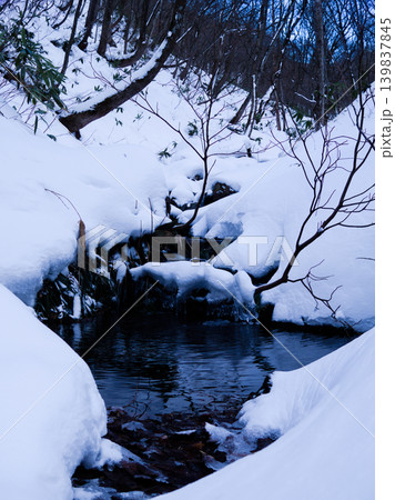 静寂に包まれた三国山の冬のせせらぎ 静寂に包まれた三国山の冬のせせらぎ 139837845