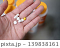 手のひらに乗せたサプリメント 139838161