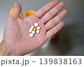 手のひらに乗せたサプリメント 139838163