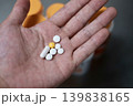 手のひらに乗せたサプリメント 139838165