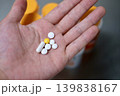 手のひらに乗せたサプリメント 139838167