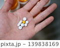 手のひらに乗せたサプリメント 139838169