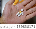 手のひらに乗せたサプリメント 139838171