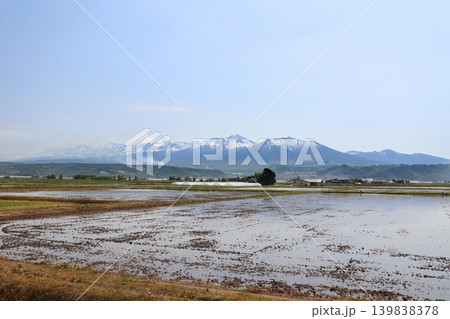 春の北海道の田園風景と雪山 春の北海道の田園風景と雪山 139838378