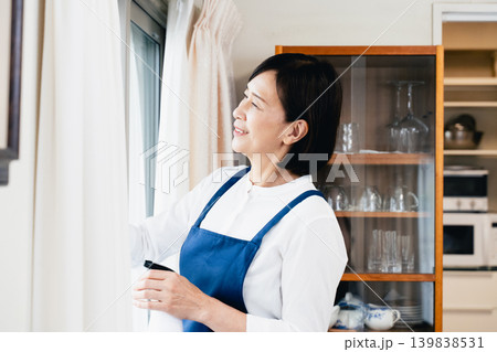 窓の掃除をする女性 窓の掃除をする女性 139838531