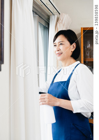 窓の掃除をする女性 窓の掃除をする女性 139838598