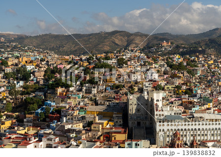 メキシコ・グアナファトの街並みとグアナファト大学の外観 メキシコ・グアナファトの街並みとグアナファト大学の外観 139838832