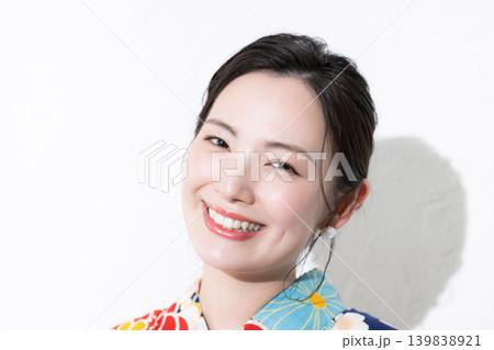浴衣姿でかわいい夏の日本人女性の日本観光やお出かけやレジャー、ヘアメイクなどのイメージカメラ目線笑顔 139838921