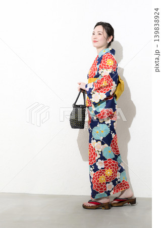 白背景で浴衣姿で歩くかわいい夏の日本人女性の日本観光やお出かけやレジャーなどのイメージ 白背景で浴衣姿で歩くかわいい夏の日本人女性の日本観光やお出かけやレジャーなどのイメージ 139838924