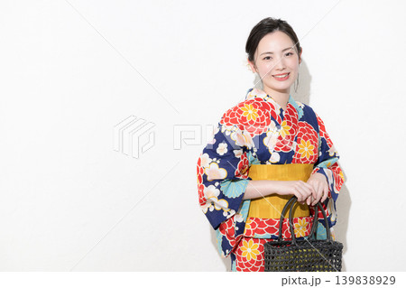 白背景で浴衣姿でかわいい夏の日本人女性の日本観光やお出かけやレジャーなどのイメージカメラ目線上半身 白背景で浴衣姿でかわいい夏の日本人女性の日本観光やお出かけやレジャーなどのイメージカメラ目線上半身 139838929