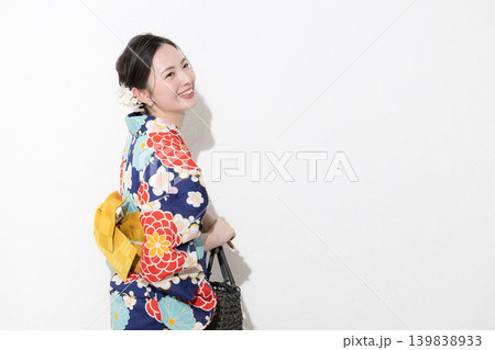 白背景で浴衣姿でかわいい夏の日本人女性の日本観光やお出かけやレジャーなどのイメージ上半身見上げる 白背景で浴衣姿でかわいい夏の日本人女性の日本観光やお出かけやレジャーなどのイメージ上半身見上げる 139838933