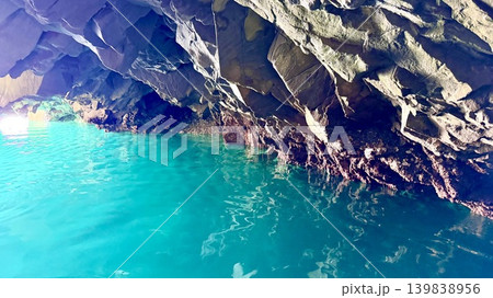 朝の日差しを受け水面がエメラルドグリーンに輝く青の洞窟(八戸穴)〈浄土ヶ浜/岩手県宮古市〉 139838956