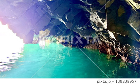 朝の日差しを受け水面がエメラルドグリーンに輝く青の洞窟(八戸穴)〈浄土ヶ浜/岩手県宮古市〉 朝の日差しを受け水面がエメラルドグリーンに輝く青の洞窟(八戸穴)〈浄土ヶ浜/岩手県宮古市〉 139838957