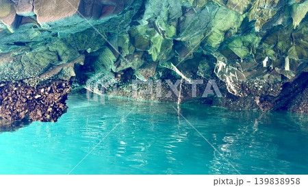 朝の日差しを受け水面と岩壁がエメラルドグリーンに輝く青の洞窟(八戸穴)〈浄土ヶ浜/岩手県宮古市〉 朝の日差しを受け水面と岩壁がエメラルドグリーンに輝く青の洞窟(八戸穴)〈浄土ヶ浜/岩手県宮古市〉 139838958