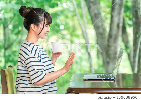 テレビ電話,ビデオ通話をするワーケーション,リモートワークをするアジア人女性 テレビ電話,ビデオ通話をするワーケーション,リモートワークをするアジア人女性 139838960