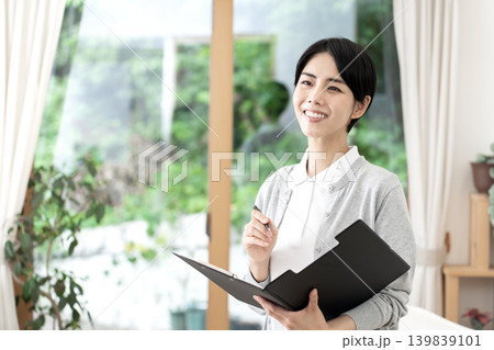 介護施設や訪問介護で明るく微笑む若い女性介護士 介護施設や訪問介護で明るく微笑む若い女性介護士 139839101