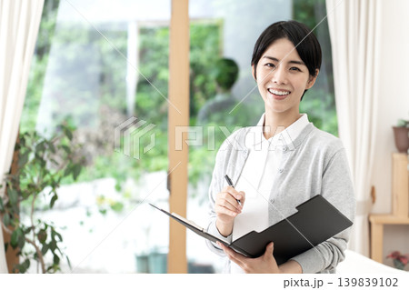 介護施設や訪問介護で明るく微笑む若い女性介護士 介護施設や訪問介護で明るく微笑む若い女性介護士 139839102