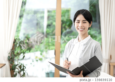 介護施設や訪問介護で明るく微笑む若い女性介護士 139839110