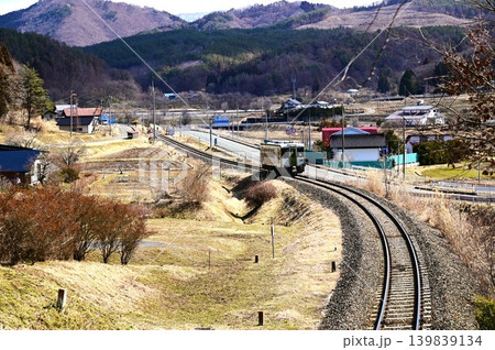 JR釜石線を走るキハ100系ディーゼルカー JR釜石線を走るキハ100系ディーゼルカー 139839134