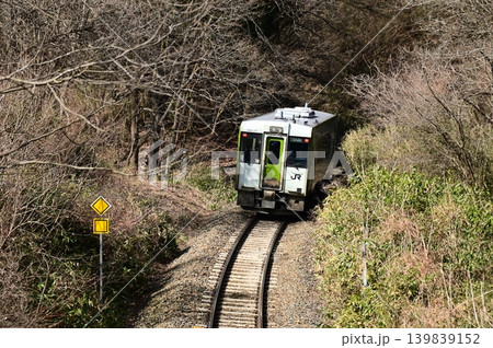 JR釜石線を走るキハ100系ディーゼルカー 139839152