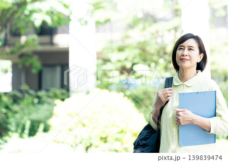 介護スタッフの女性 139839474