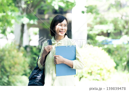 介護スタッフの女性 139839478