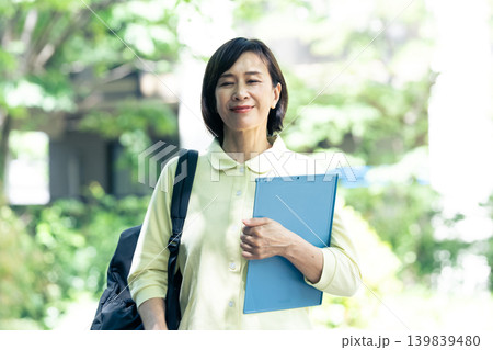 介護スタッフの女性 介護スタッフの女性 139839480