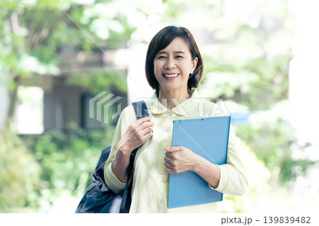 介護スタッフの女性 139839482