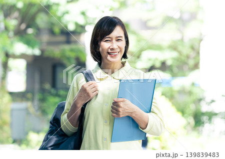 介護スタッフの女性 139839483