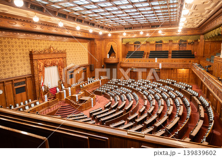 国会議事堂:重厚で厳かな参議院本会議場の内観風景 国会議事堂:重厚で厳かな参議院本会議場の内観風景 139839602