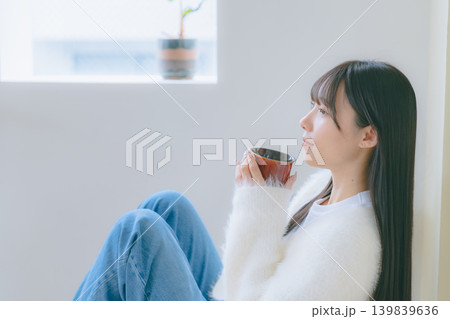 くつろぐ女性 139839636