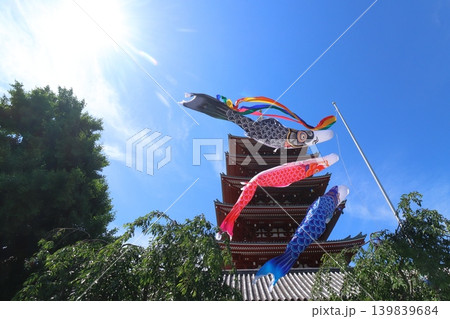 浅草寺の五重塔と鯉のぼり 日本の5月イメージ 浅草寺の五重塔と鯉のぼり 日本の5月イメージ 139839684