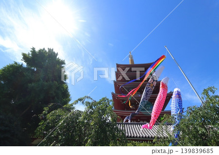 浅草寺の五重塔と鯉のぼり 日本の5月イメージ 浅草寺の五重塔と鯉のぼり 日本の5月イメージ 139839685