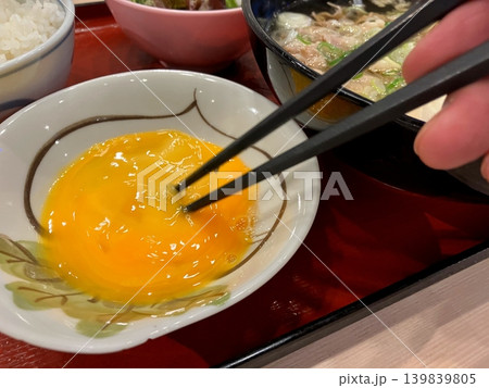生卵を箸で溶く 生卵を箸で溶く 139839805