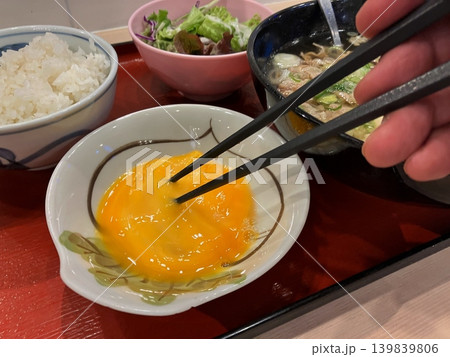 生卵を箸で溶く 生卵を箸で溶く 139839806