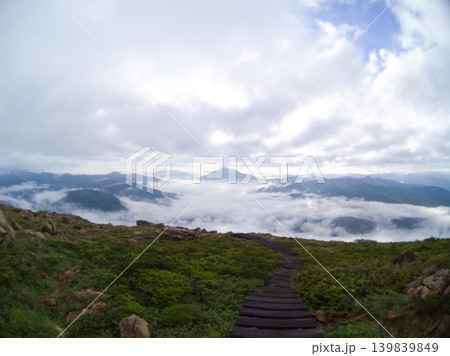 至仏山から望む雲海と尾瀬のパノラマ 至仏山から望む雲海と尾瀬のパノラマ 139839849