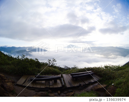 至仏山から望む雲海に浮かぶ山並み 139839974