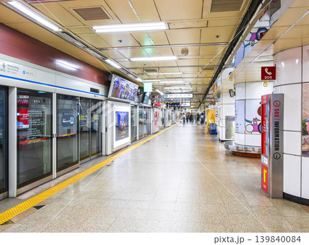 ソウルの地下鉄　明洞駅 139840084