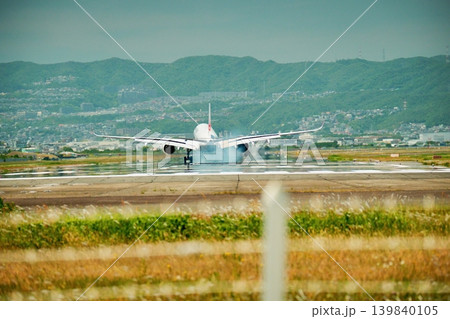 着陸する飛行機 着陸する飛行機 139840105