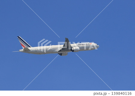上昇する旅客機　ジェット機　エールフランス 139840116