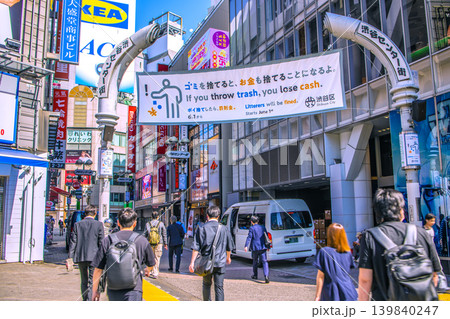 日本の東京都市景観5月19日。渋谷センター街。朝の出勤。ゴミを捨てると、お金も…。ポイ捨て…罰則金 139840247