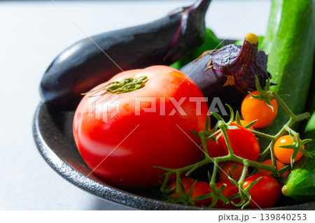 水滴のついた瑞々しい夏野菜の盛り合わせ・トマト・ナス・キュウリ・ズッキーニ・ピーマン 水滴のついた瑞々しい夏野菜の盛り合わせ・トマト・ナス・キュウリ・ズッキーニ・ピーマン 139840253