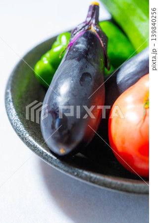 水滴のついた瑞々しい夏野菜の盛り合わせ・トマト・ナス・キュウリ・ズッキーニ・ピーマン 139840256