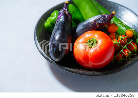 水滴のついた瑞々しい夏野菜の盛り合わせ・トマト・ナス・キュウリ・ズッキーニ・ピーマン 水滴のついた瑞々しい夏野菜の盛り合わせ・トマト・ナス・キュウリ・ズッキーニ・ピーマン 139840259