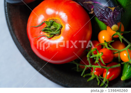 水滴のついた瑞々しい夏野菜の盛り合わせ・トマト・ナス・キュウリ・ズッキーニ・ピーマン 水滴のついた瑞々しい夏野菜の盛り合わせ・トマト・ナス・キュウリ・ズッキーニ・ピーマン 139840260