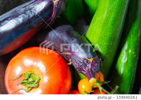 水滴のついた瑞々しい夏野菜の盛り合わせ・トマト・ナス・キュウリ・ズッキーニ・ピーマン 139840261