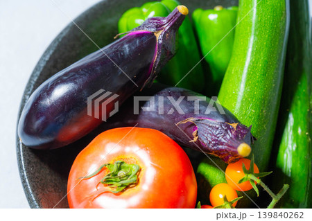 水滴のついた瑞々しい夏野菜の盛り合わせ・トマト・ナス・キュウリ・ズッキーニ・ピーマン 139840262