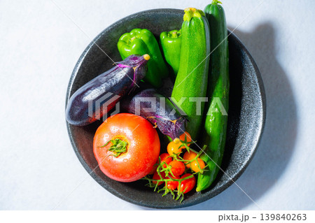 水滴のついた瑞々しい夏野菜の盛り合わせ・トマト・ナス・キュウリ・ズッキーニ・ピーマン 水滴のついた瑞々しい夏野菜の盛り合わせ・トマト・ナス・キュウリ・ズッキーニ・ピーマン 139840263
