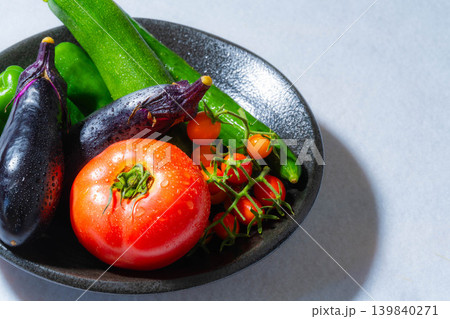 水滴のついた瑞々しい夏野菜の盛り合わせ・トマト・ナス・キュウリ・ズッキーニ・ピーマン 水滴のついた瑞々しい夏野菜の盛り合わせ・トマト・ナス・キュウリ・ズッキーニ・ピーマン 139840271